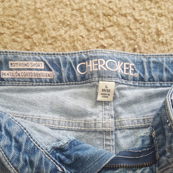 Shorts - Picture 2 of 3